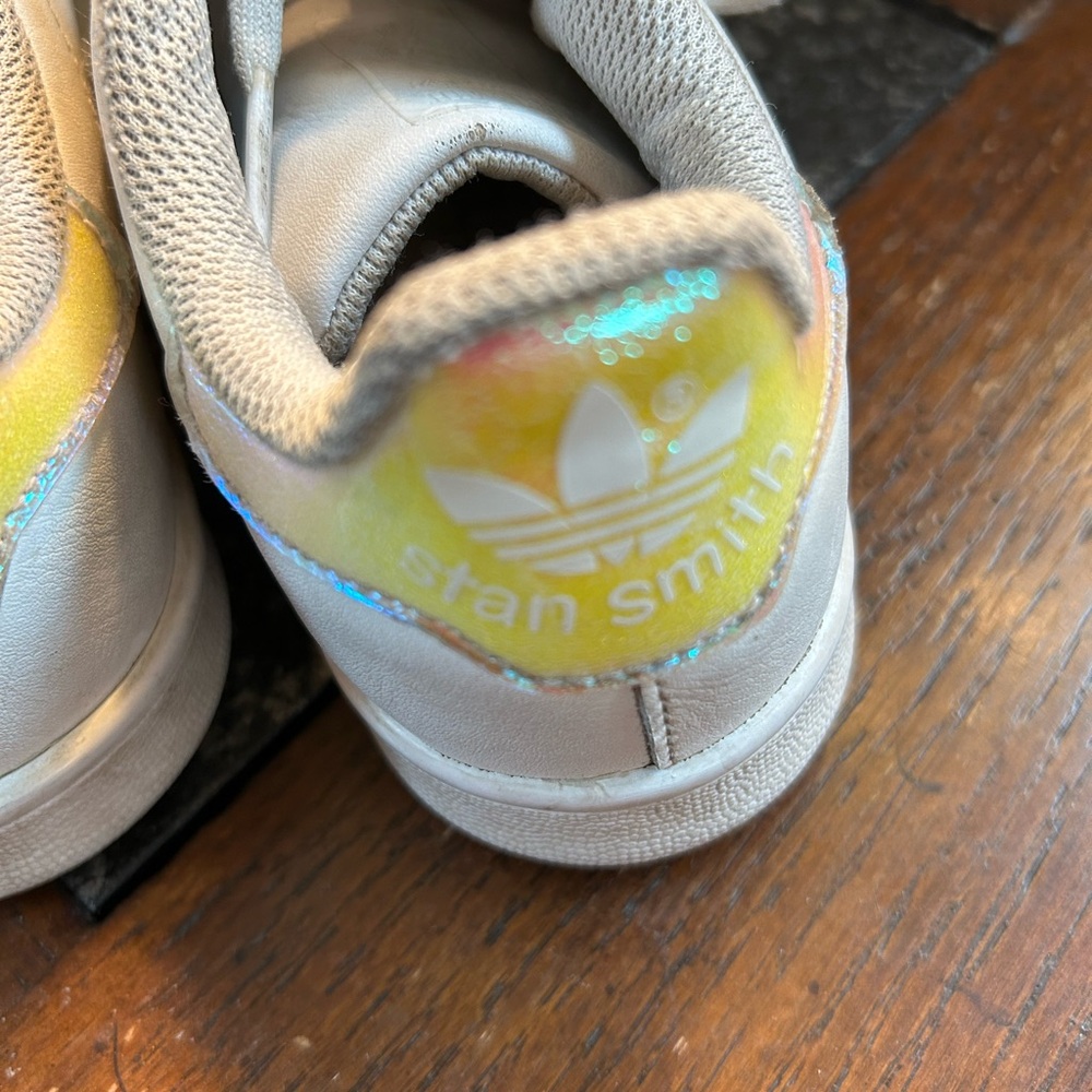 Girl’s size 1 Stan Smith white Adidas with iridescent back - Picture 8 of 14